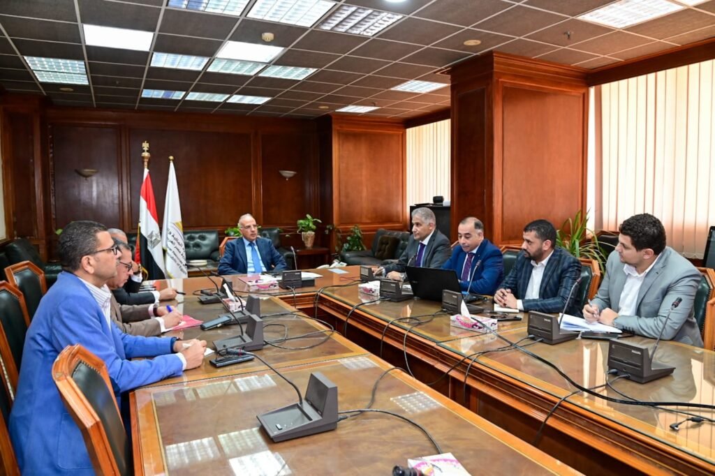 وزير الموارد المائية والري يتابع إجراءات تعظيم الاستفادة من أملاك الوزارة وحمايتها
