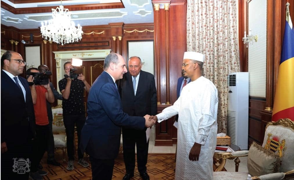 وزير الخارجية المصري يلتقي الرئيس محمد إدريس ديبي ويسلمه رسالة من الرئيس السيسى