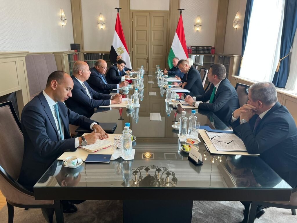 وزير الخارجية يجري مباحثات مصرية موسعة مع دولة المجر