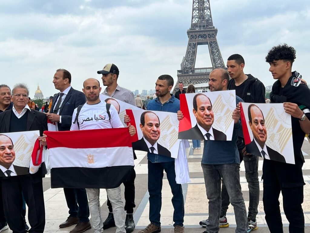 ابناء الجالية المصرية بفرنسا يحتشدون لاستقبال الرئيس السيسي بالعاصمة الفرنسية