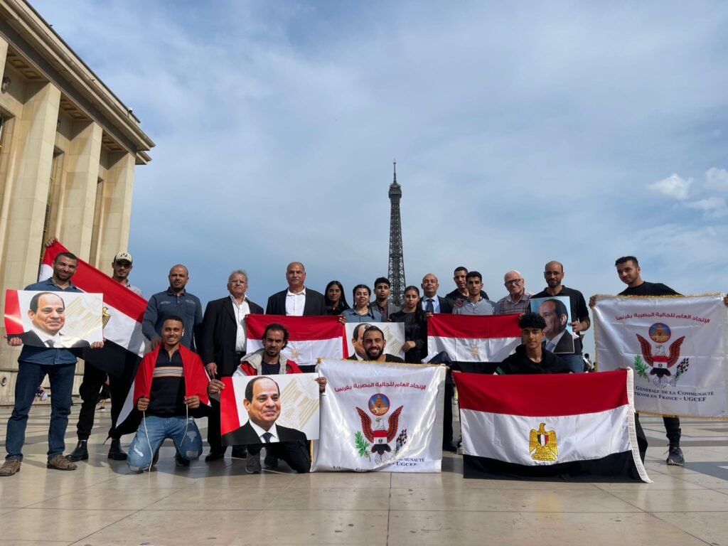 ابناء الجالية المصرية بفرنسا يحتشدون لاستقبال الرئيس السيسي