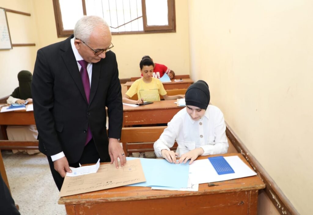 وزير التربية والتعليم ومحافظ الدقهلية يتفقدان سير امتحان الجغرافيا لشهادة الثانوية العامة بمدرسة النور للمكفوفين