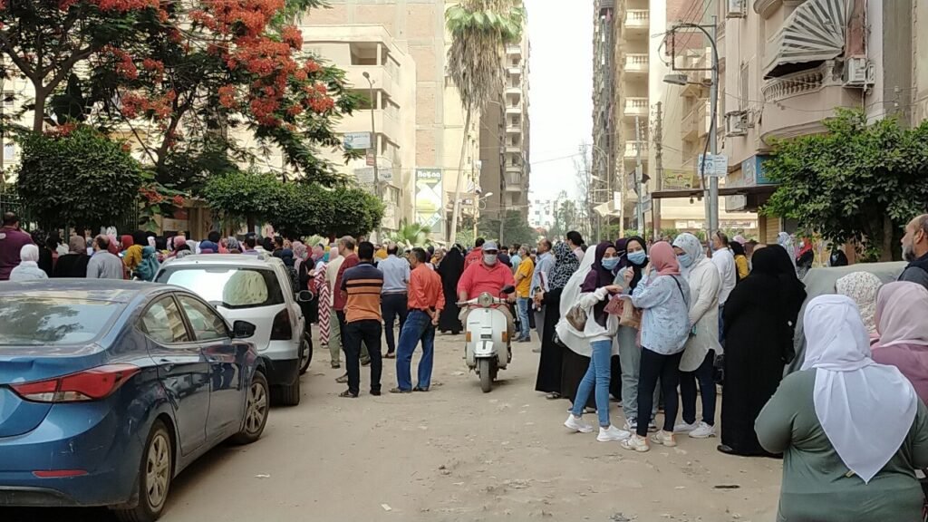 طلاب الثانوية العامة يؤكدون علي سهولة امتحان الفيزياء اليوم عوضت صعوبة امتحان الكيمياء الاسبوع الماضى