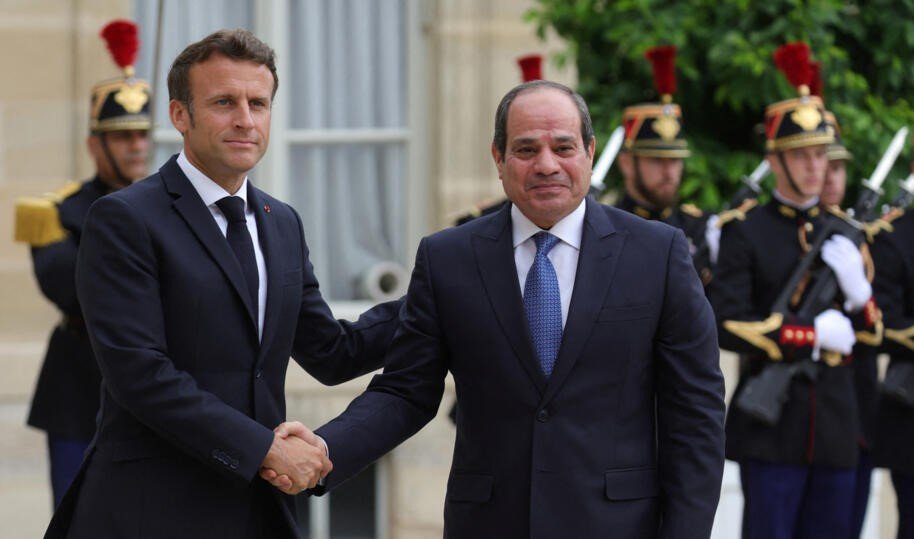 الرئيس الفرنسي مغردا بالعربية عقب لقاء الرئيس المصري عبد الفتاح السيسي