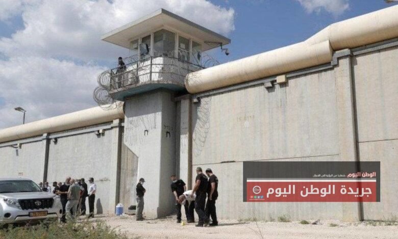 السجون الإسرائيلية تعلن إطلاق سراح 33 أسيرا فلسطينيا بموجب صفقة تبادل الرهائن