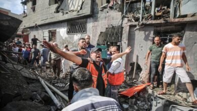 خبر عاجل | استشهاد 11 مواطن فلسطينيا في غارة إسرائيلية استهدفت سيارتين وسط غزة 