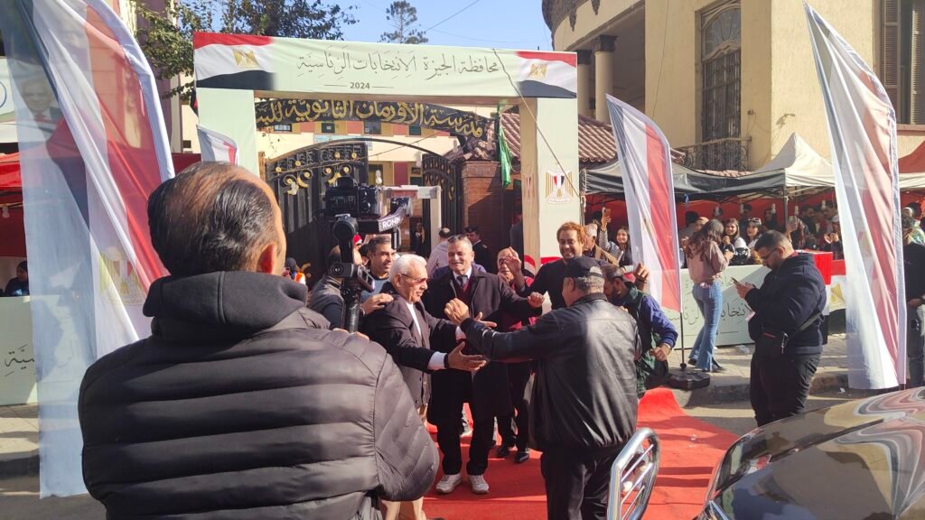 الانتخابات الرئاسية المصرية |فرحة الناخبين بالأغانى والزغاريد أمام لجنة الانتخابات بالدقي وسط القاهرة