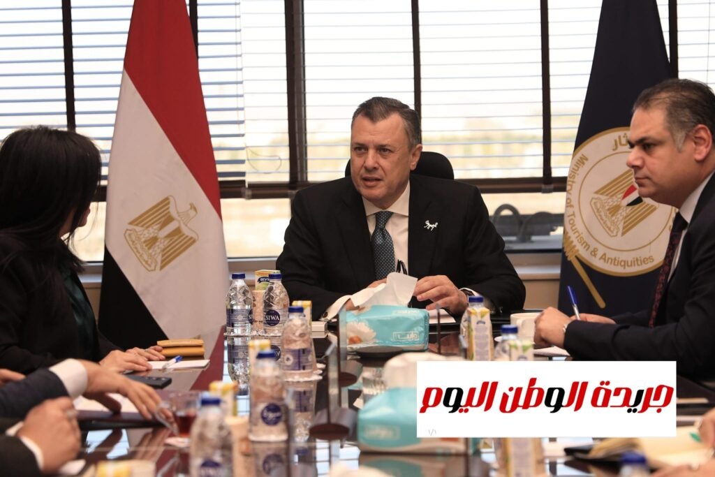 أحمد عيسى وزير السياحة والآثار يبحث آليات دفع مزيد من الحركة السياحية الوافدة من السوق الإسباني إلى مصر