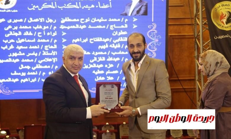حماة الوطن بالشرقية يكرمون محمود حافظ رئيس قطاع الدائرة الاولي بالمحافظة