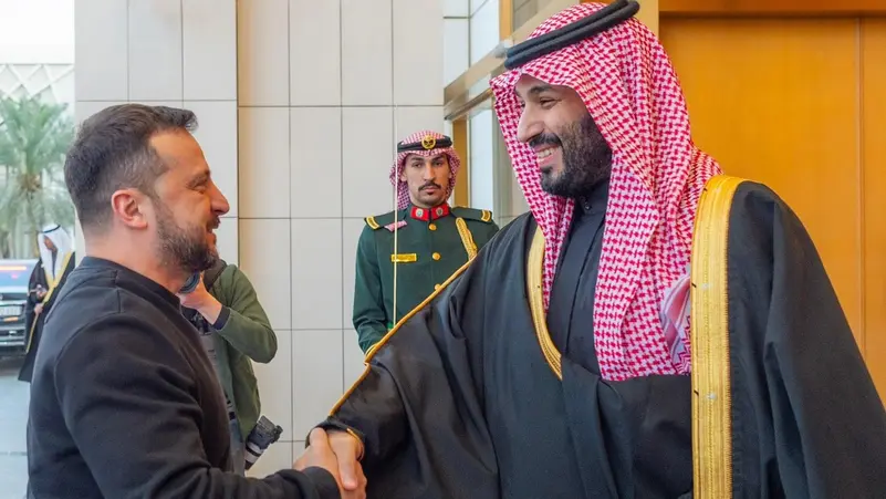 ولي العهد السعودي يناقش مع زيلينسكي دعم المملكة لحل الأزمة الأوكرانية