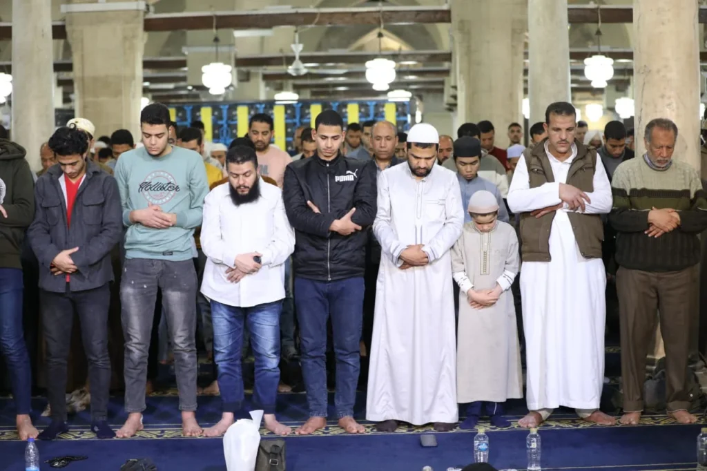 توافد الاف المصليين الي الجامع الأزهر من جميع الجنسيات المختلفة لأداء صلاتي العشاء والتراويح