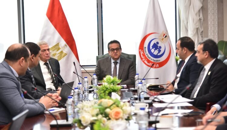 خالد عبد الغفار وزير الصحة يعقد اجتماعًا لمناقشة نتائج التنسيق المشترك بين الوزارة وهيئة الشراء الموحد 