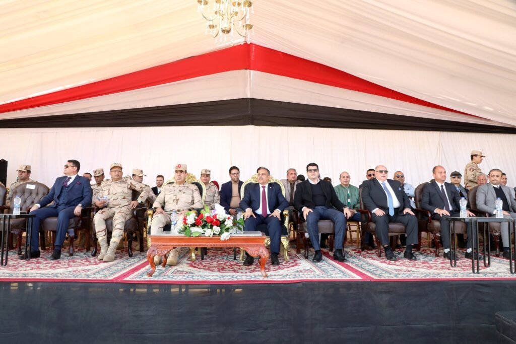 محافظ الشرقية يشيد بجهود قوات الدفاع الشعبي والعسكري والأجهزة التنفيذية خلال التكريم لأسر ضحايا ومصابي العمليات الحربية من أبناء المحافظة