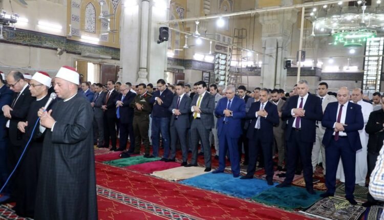 حازم الاشمونى محافظ الشرقية يؤدي صلاة عيد الفطر بمسجد الفتح بمدينة الزقازيق 