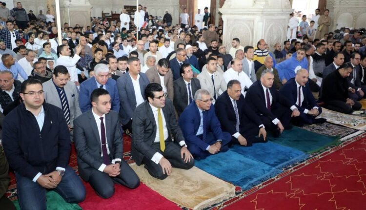 حازم الاشمونى محافظ الشرقية يؤدي صلاة عيد الفطر بمسجد الفتح بمدينة الزقازيق 