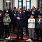 الرئيس السيسي يؤدي صلاة عيد الفطر المبارك ويحضر احتفالية العيد مع أبناء الشهداء من الجيش والشرطة 