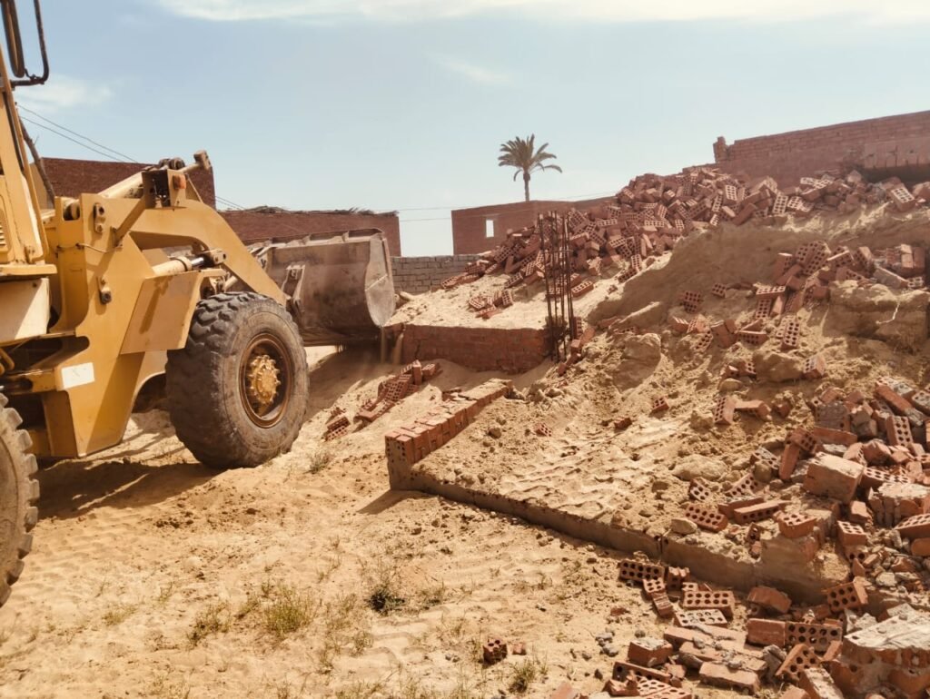 رئيس الوحدة المحلية بالصالحية القديمة ينجح في إزالة لمخالفات بناء وتعديات على الأراضى