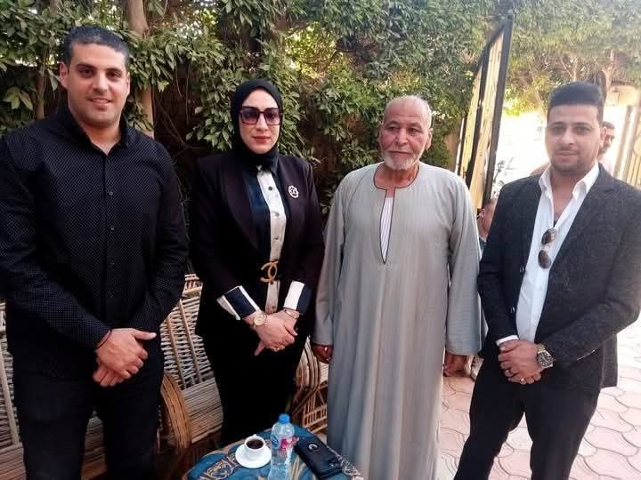 والد الشهيد محمود منير يونس يتوسط الحضور 
