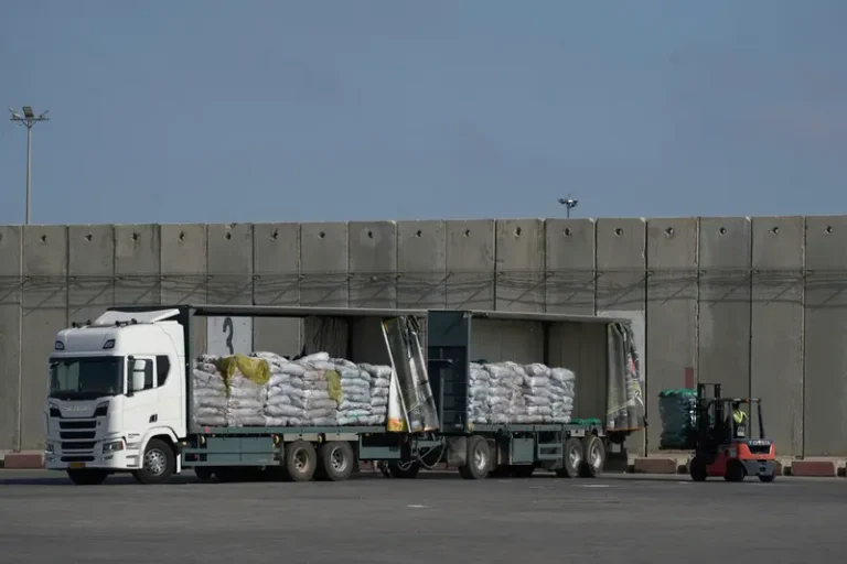 اقتحام مراكز المساعدات في غزة.. وانسحاب الموزعين 