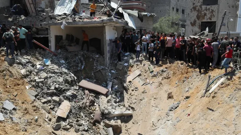 غزة تحت النار والجوع.. الاحتلال يمنع الإغاثة ويقصف النازحين 