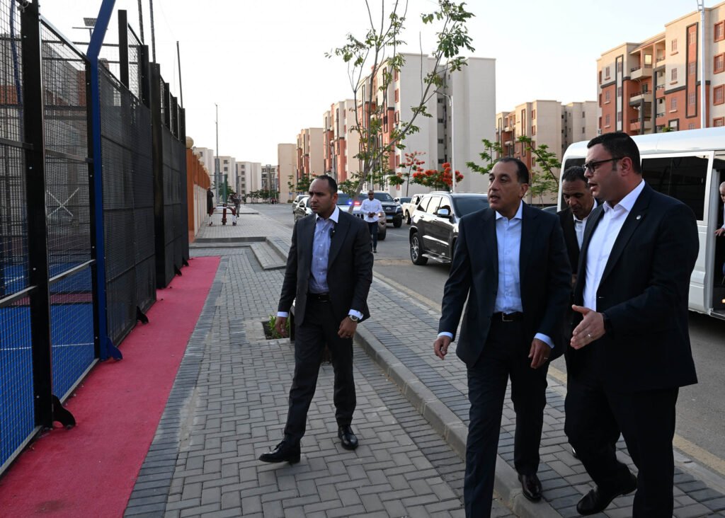 رئيس الوزراء يتفقد حدائق العاصمة ويوجه بتسريع الإسكان وزيادة الخدمات