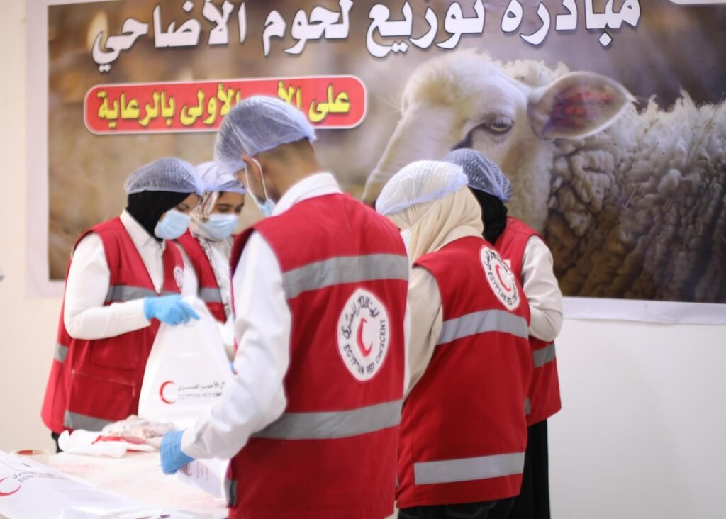 الهلال الأحمر يوزع أضاحي العيد على 20 ألف أسرة محتاجة