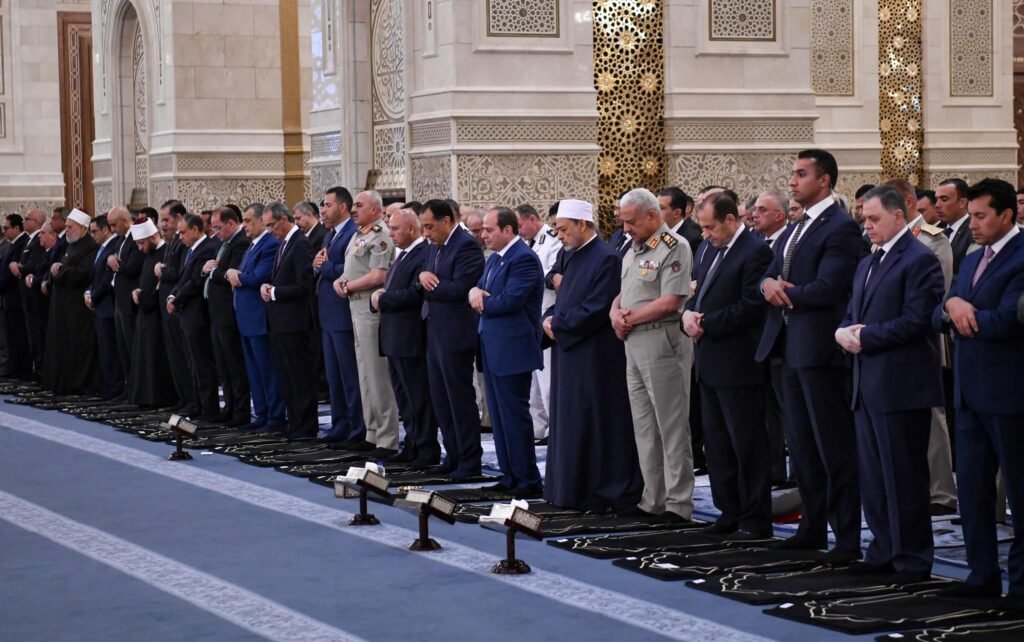 الرئيس السيسي يؤدي صلاة عيد الأضحى بمسجد مصر بالعاصمة الجديدة