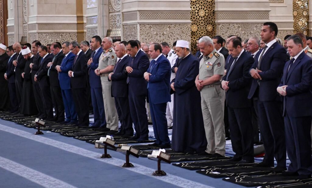 الرئيس السيسي يؤدي صلاة عيد الأضحى بمسجد مصر بالعاصمة الجديدة