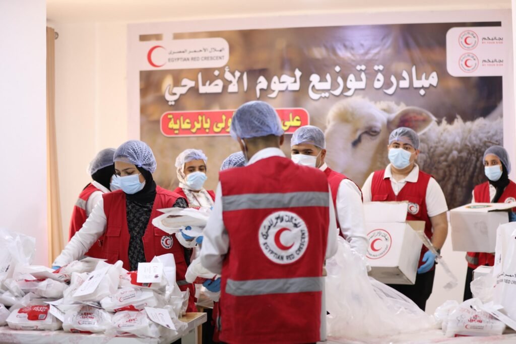 الهلال الأحمر يوزع أضاحي العيد على 20 ألف أسرة محتاجة