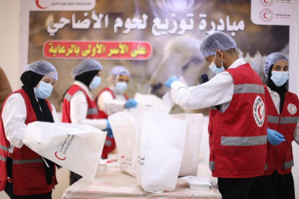 الهلال الأحمر يوزع أضاحي العيد على 20 ألف أسرة محتاجة