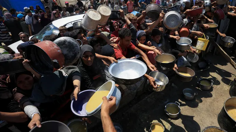 25 شهيدًا في غزة بينهم منتظرو مساعدات.. وغارات إسرائيلية متواصلة وعنيفة 