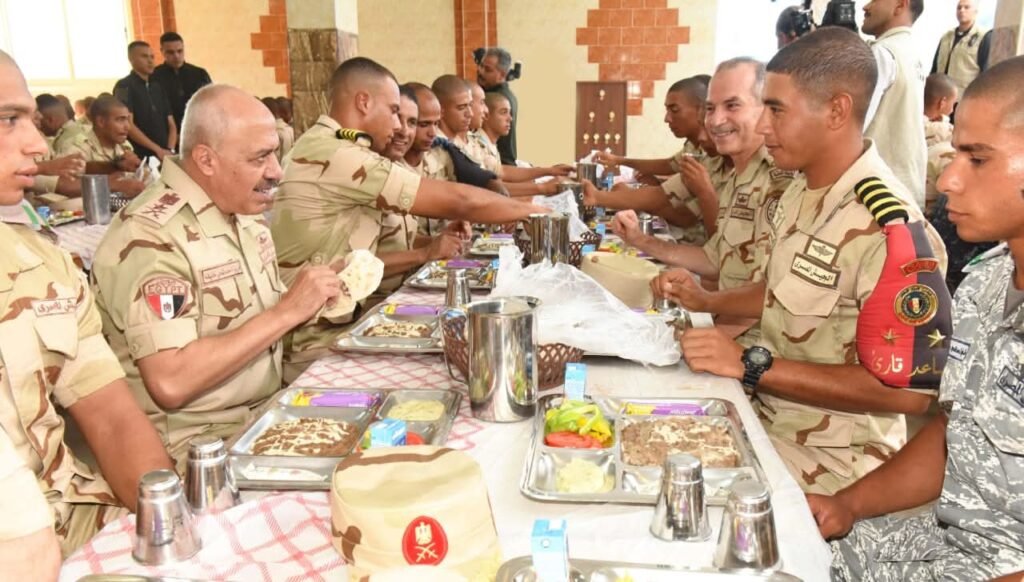رئيس الأركان الجيش المصري يتفقد معهد ضباط الصف