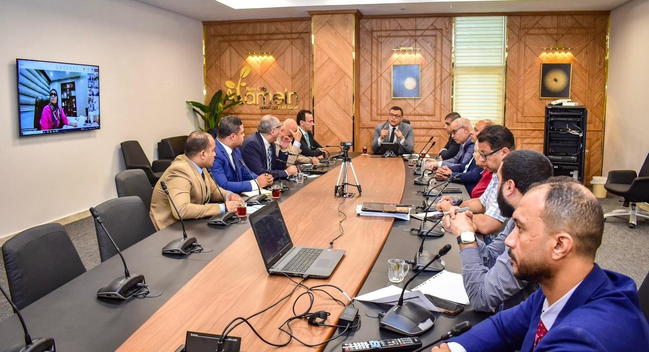 وزير الإسكان يوجه بصيانة الطرق وتطبيق صارم لمعايير السلامة 