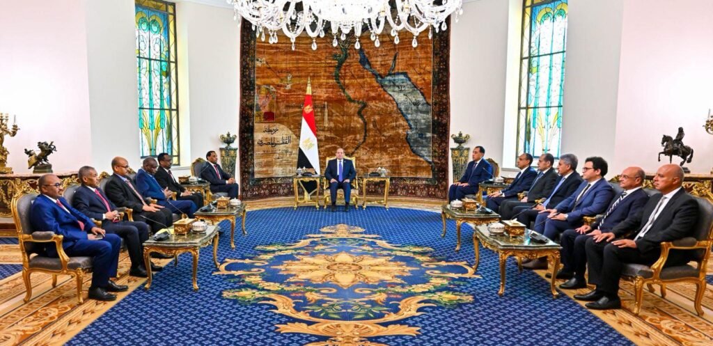 الرئيس السيسي يبحث مع رئيس وزراء السودان دعم الاستقرار والتعاون المشترك 