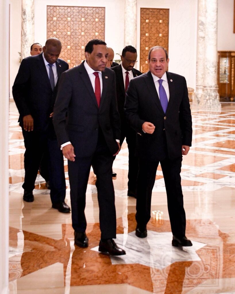 الرئيس السيسي يبحث مع رئيس وزراء السودان دعم الاستقرار والتعاون المشترك 