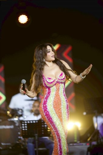هيفاء وهبي تشعل مسرح بيروت بأغاني ألبومها الجديد وتوأم حياتي 