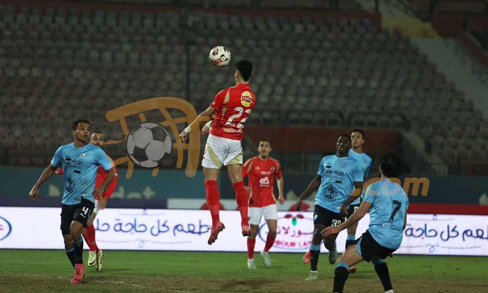 الأهلي يتحدى غزل المحلة الليلة بعد بدايات متباينة بالدوري المصري 