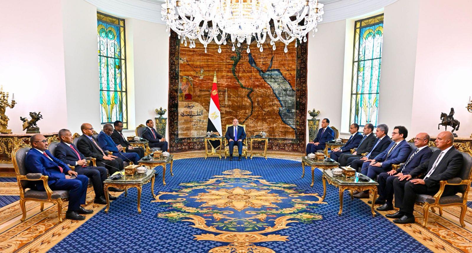 الرئيس السيسي يبحث مع رئيس وزراء السودان دعم الاستقرار والتعاون المشترك 