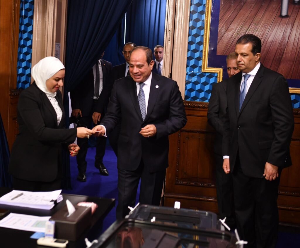 الرئيس السيسي يدلي بصوته في انتخابات الشيوخ بمصر الجديدة