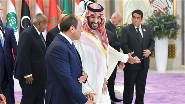 الرئيس السيسي يصل مطار نيوم بالسعودية ويلتقي ولي العهد 