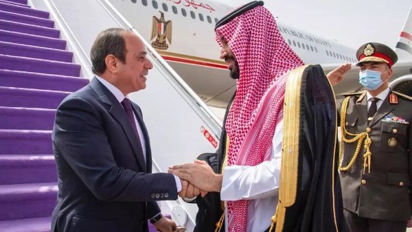 الرئيس السيسي يصل مطار نيوم بالسعودية ويلتقي ولي العهد 