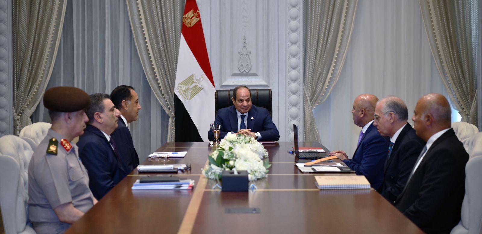 السيسي يتابع مشروعات الموانئ والنقل ويوجه بتطوير الصناعة وجذب الاستثمارات 
