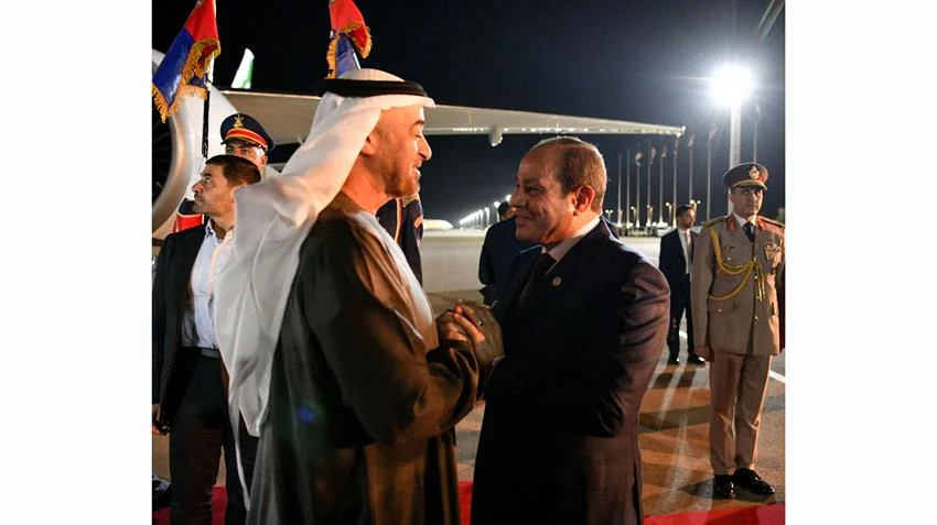 السيسي يستقبل محمد بن زايد بالعلمين مؤكدًا عمق العلاقات المصرية الإماراتية 