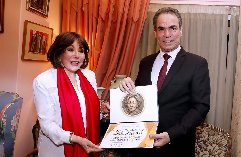 رئيس الوطنية للإعلام يمنح وسام ماسبيرو للفنانة لبنى عبدالعزيز 