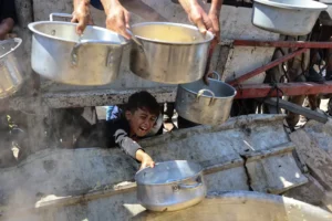 مجزرة في غزة.. قصف مجمع ناصر الطبي ومئات يموتون جوعاً 