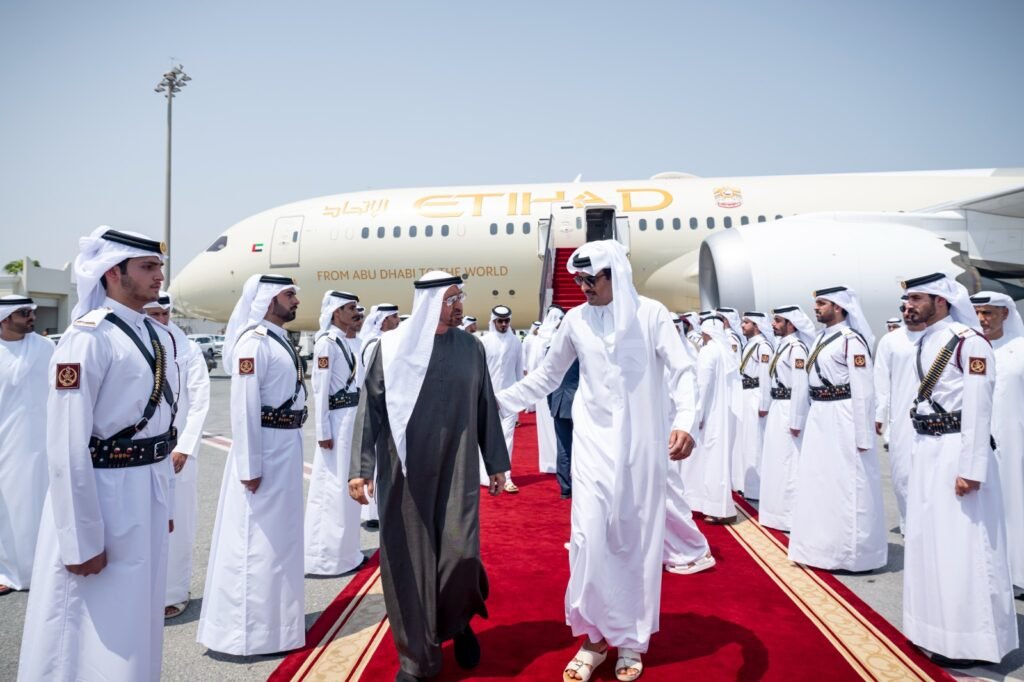 محمد بن زايد يؤكد تضامن الإمارات مع قطر ضد الاعتداء الإسرائيلي 