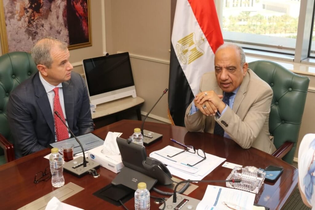 وزير الكهرباء يبحث مع الكازار الإماراتية تعزيز استثمارات الطاقة المتجددة 