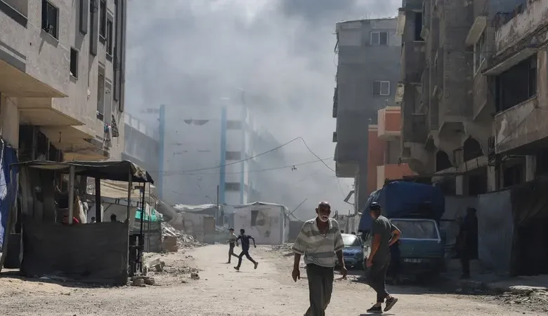 إسرائيل تواصل قصف غزة مدمرة مراكز إيواء ومخلفة عشرات القتلى والنازحين 