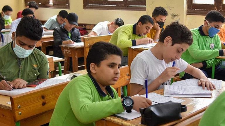 التعليم استمرار العمل بنظام أعمال السنة بجميع صفوف النقل للعام الجديد 