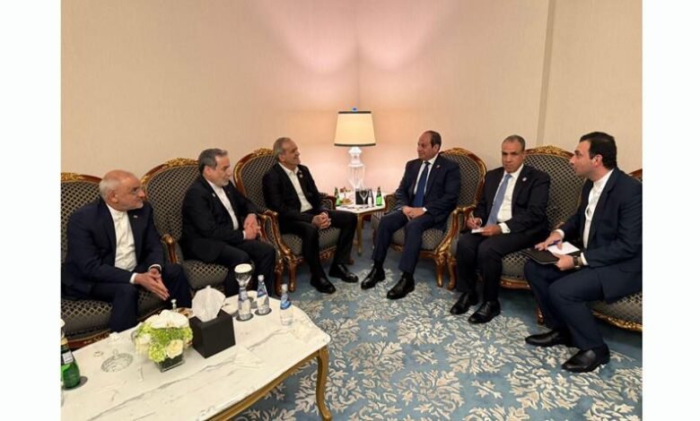 السيسي يلتقي الرئيس الإيراني في الدوحة لبحث التطورات الإقليمية وتعزيز العلاقات الثنائية 